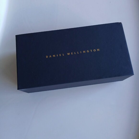 ⌚️Daniel Wellington "Petite Emerald" Watch✨️ - Picture 3 of 3